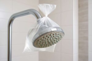 Soffione pieno di calcare: il trucco del sacchetto di plastica che lo pulisce da solo